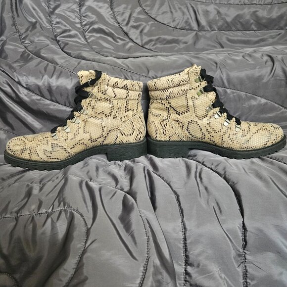 JELLYPOP Miggy Women's Faux Snakeskin Print Lace-up Booties Sz 8.5M Lug Sole - Picture 3 of 11